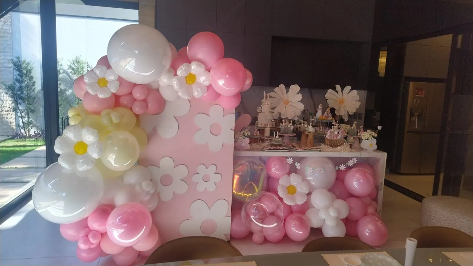 Decoração de festas com balões em tons pastéis